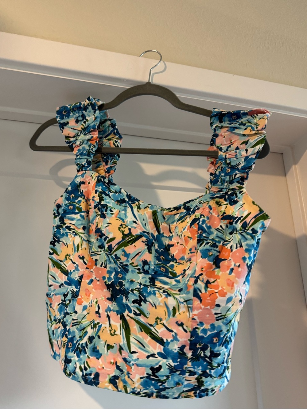 Abercrombie & Fitch Floral Ruffle-Shoulder Crop Top